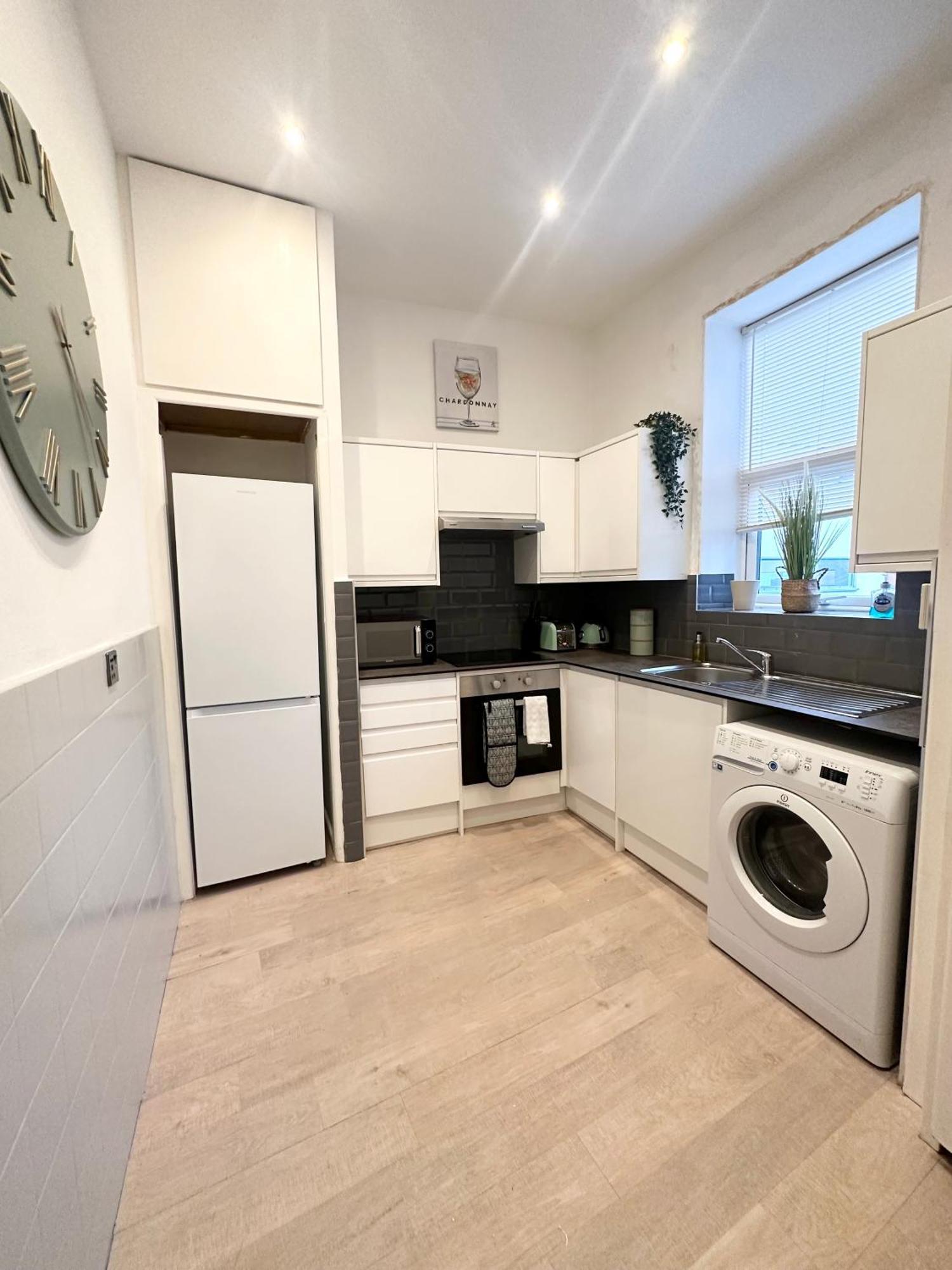 The City Surfer Apartment - By Coastline Retreats - Parking Included - Sleeps 5 - City Centre Bornemouth Extérieur photo