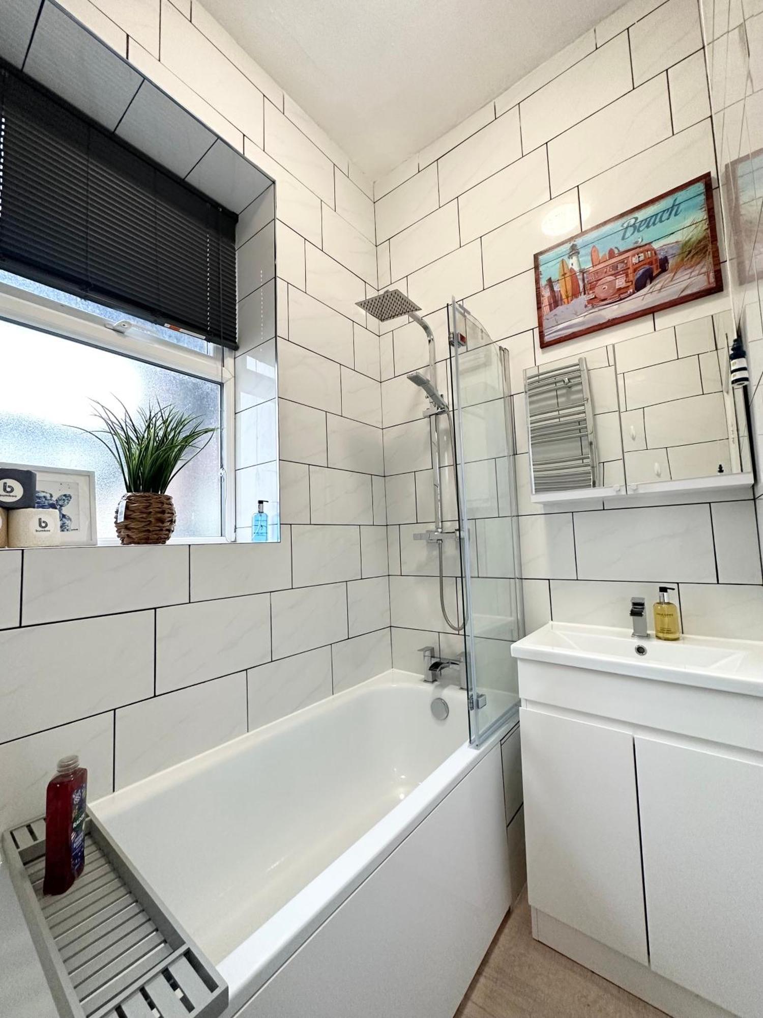 The City Surfer Apartment - By Coastline Retreats - Parking Included - Sleeps 5 - City Centre Bornemouth Extérieur photo