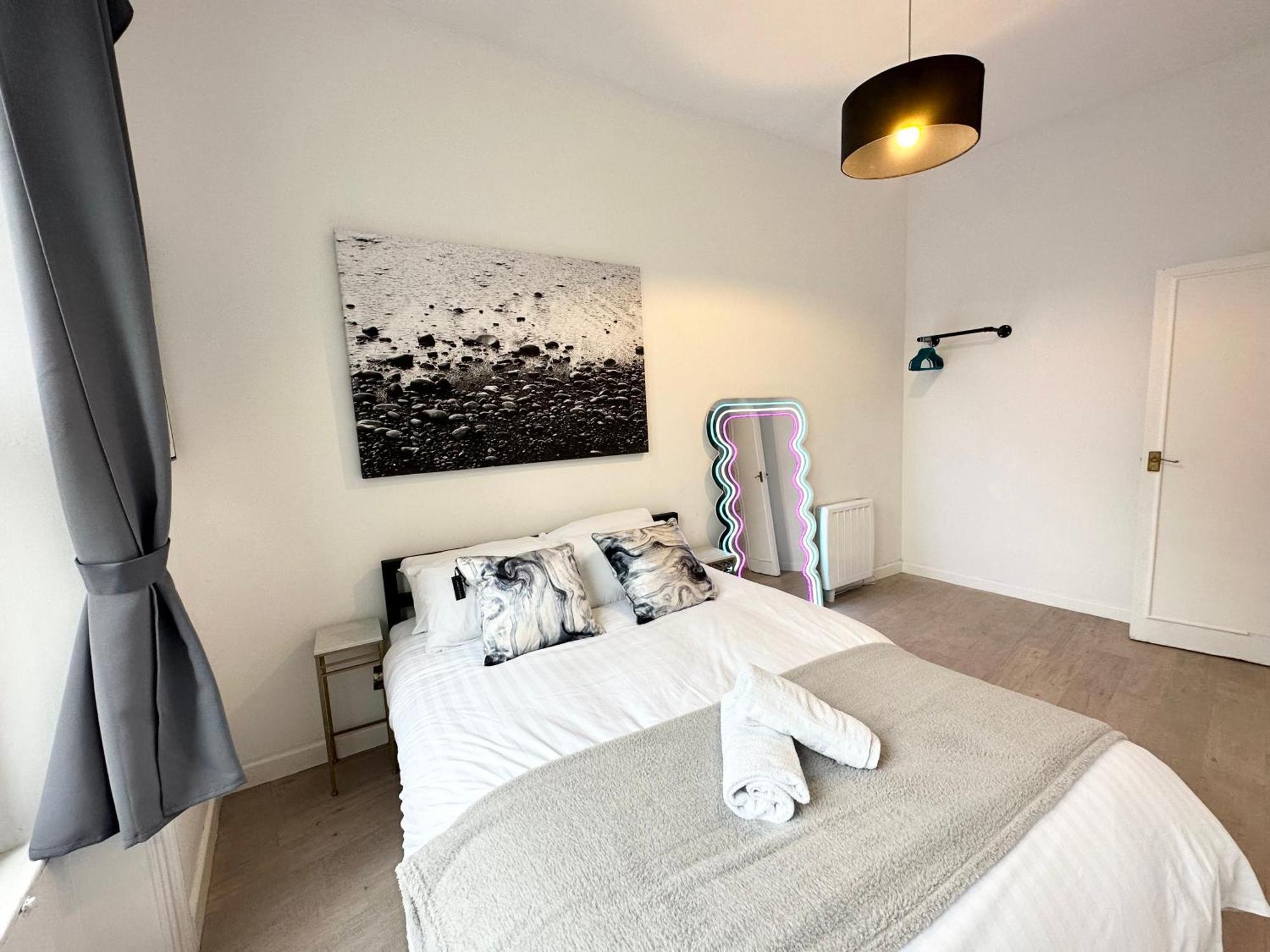 The City Surfer Apartment - By Coastline Retreats - Parking Included - Sleeps 5 - City Centre Bornemouth Extérieur photo