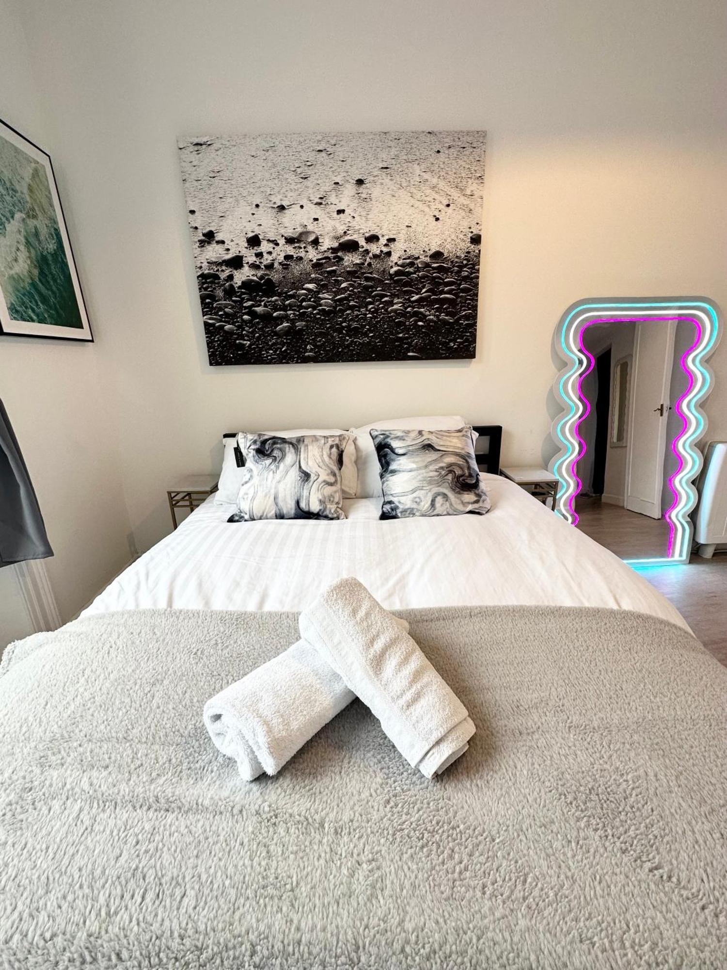 The City Surfer Apartment - By Coastline Retreats - Parking Included - Sleeps 5 - City Centre Bornemouth Extérieur photo