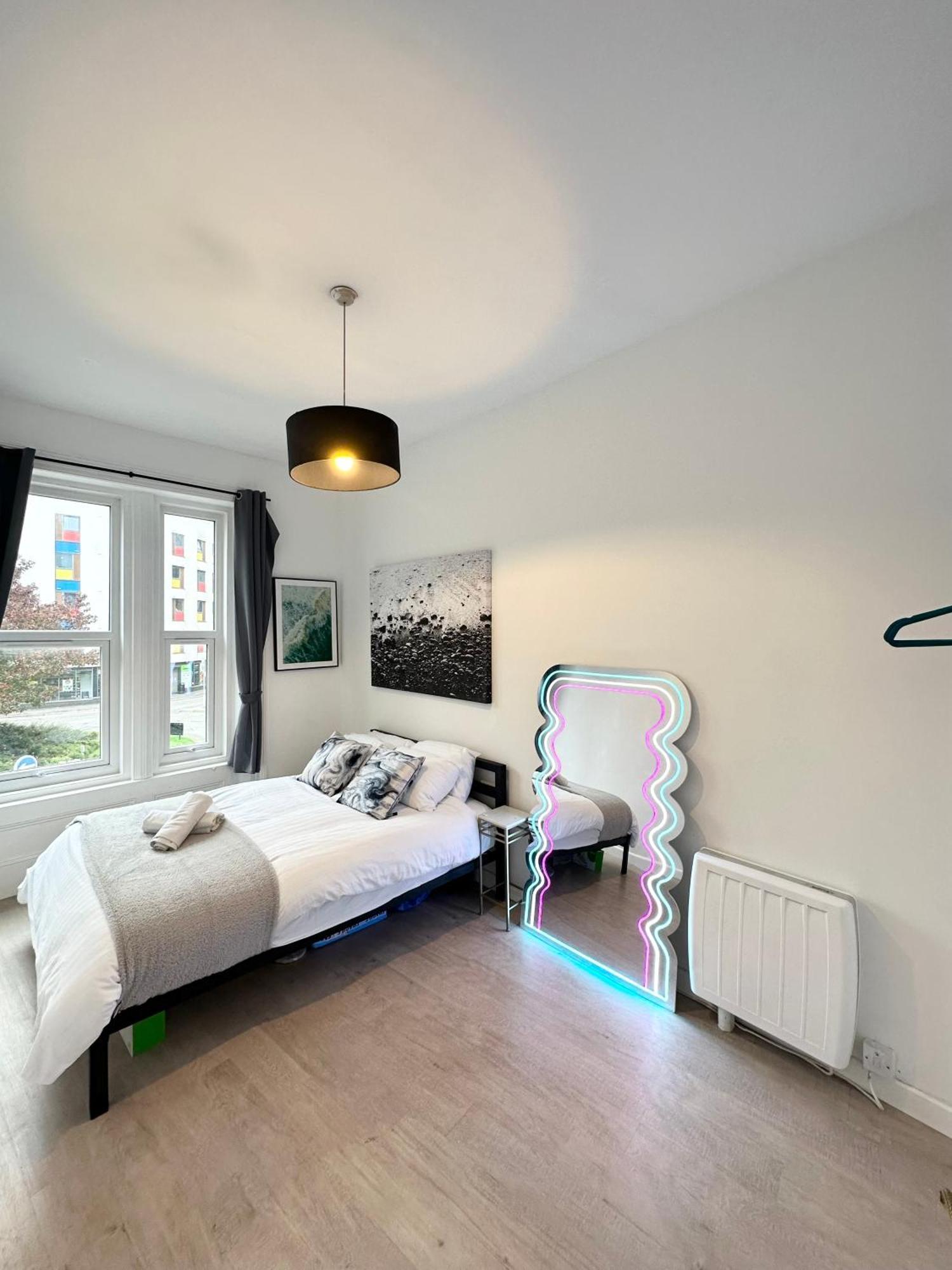 The City Surfer Apartment - By Coastline Retreats - Parking Included - Sleeps 5 - City Centre Bornemouth Extérieur photo