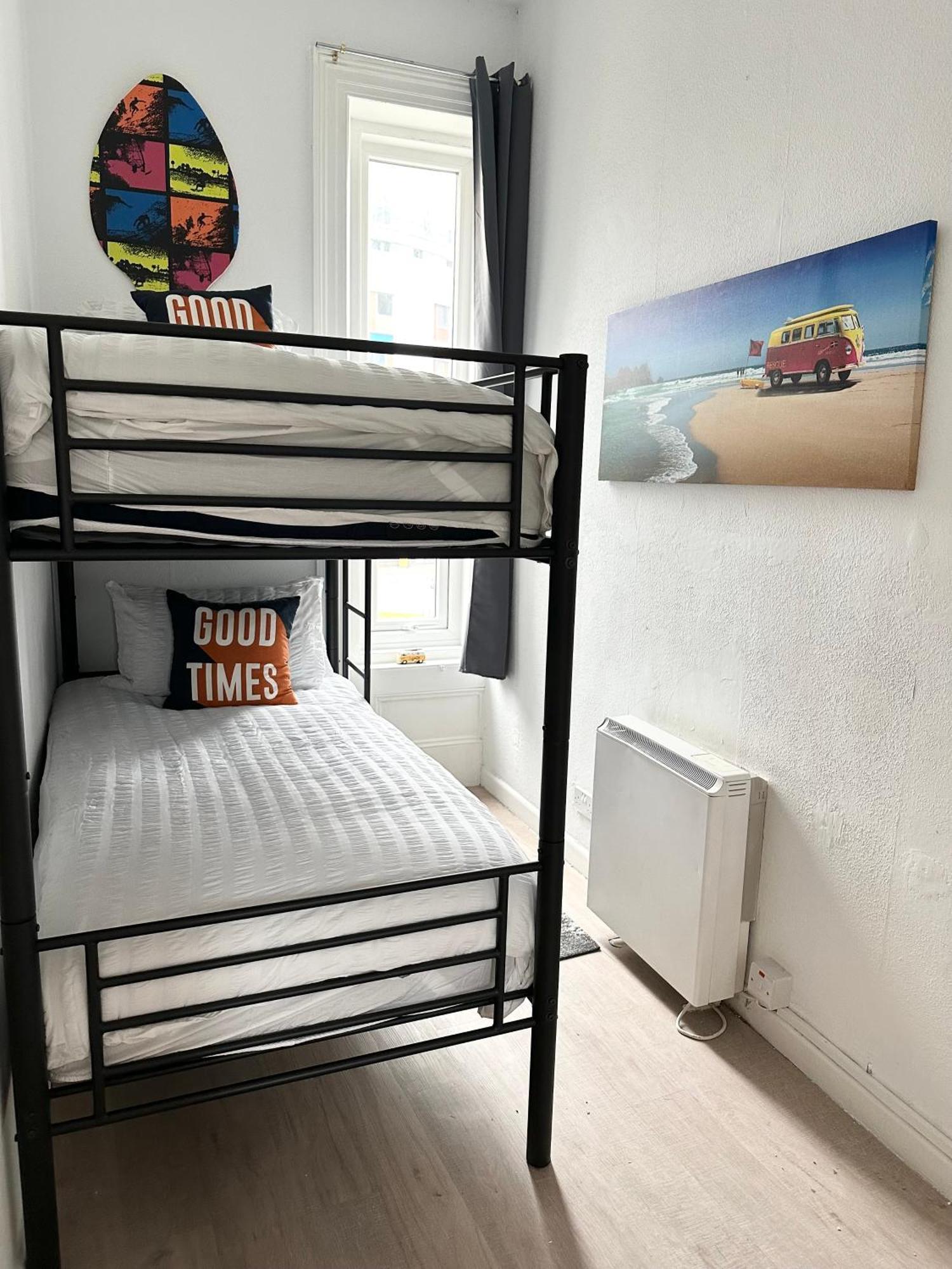 The City Surfer Apartment - By Coastline Retreats - Parking Included - Sleeps 5 - City Centre Bornemouth Extérieur photo