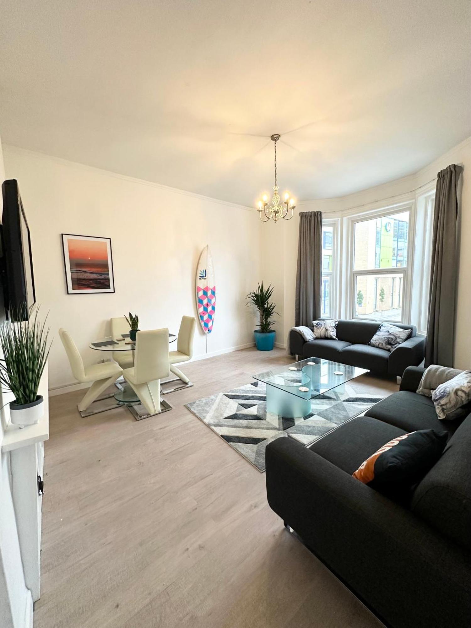 The City Surfer Apartment - By Coastline Retreats - Parking Included - Sleeps 5 - City Centre Bornemouth Extérieur photo