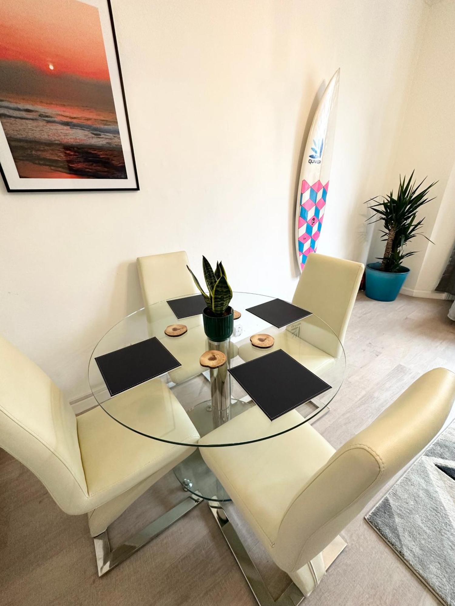 The City Surfer Apartment - By Coastline Retreats - Parking Included - Sleeps 5 - City Centre Bornemouth Extérieur photo