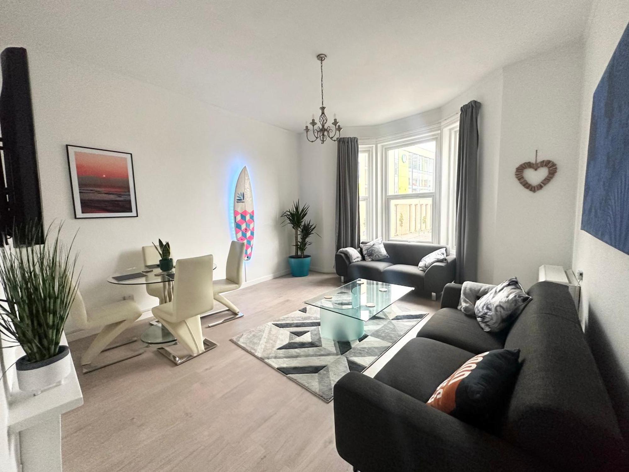The City Surfer Apartment - By Coastline Retreats - Parking Included - Sleeps 5 - City Centre Bornemouth Extérieur photo