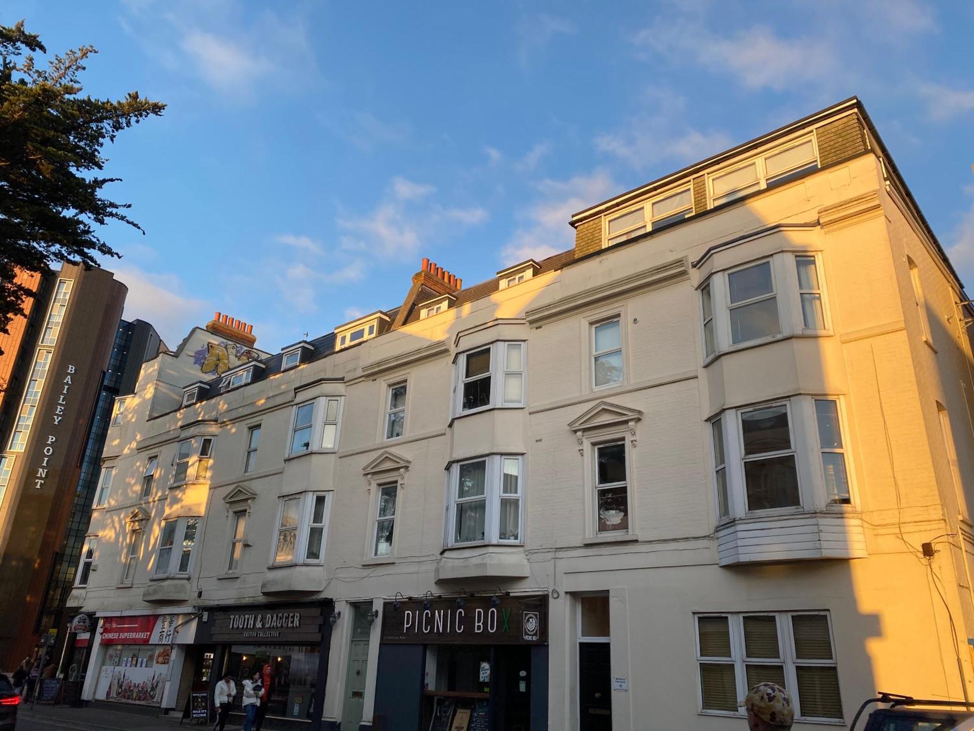 The City Surfer Apartment - By Coastline Retreats - Parking Included - Sleeps 5 - City Centre Bornemouth Extérieur photo